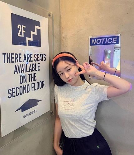 우슈 경기 장면이 그려진 티셔츠를 입은 서희주