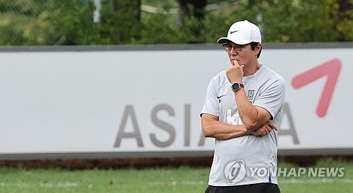 선수들 지켜보는 황선홍 감독