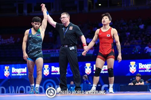 레슬링 세계선수권대회 1라운드에서 탈락한 송현식(오른쪽)