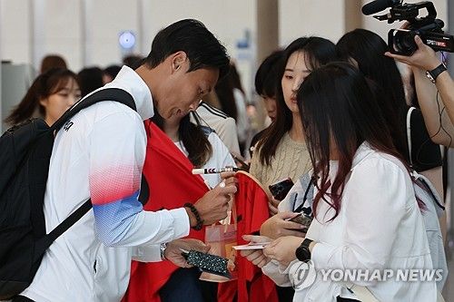 팬들에게 사인해주는 백승호