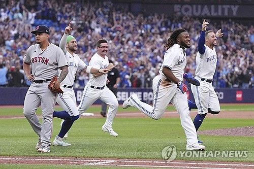 승리 후 기뻐하는 토론토 선수들