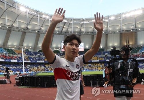 팬들에게 손 흔드는 이강인