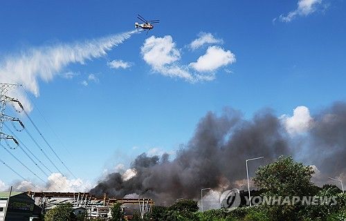 진화작업 하는 소방헬기