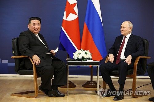 정상회담에서 미소 지어 보이는 김정은 북한 국무위원장(왼쪽)과 블라디미르 푸틴 러시아 대통령