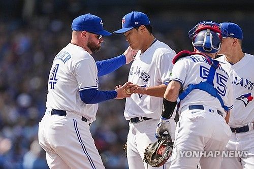 승리투수 요건에 아웃카운트 1개 남겨두고 교체되는 류현진(가운데)
