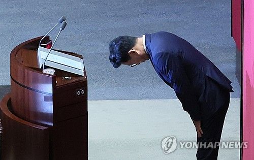 인사하는 박광온 원내대표