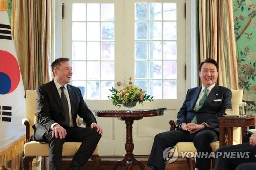 윤석열 대통령과 일론 머스크(왼쪽)