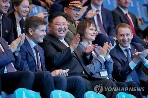 러 아쿠아리움서 활짝 웃으며 박수치는 김정은