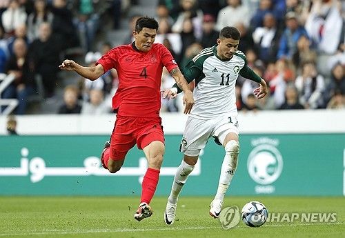 13일 사우디아라비아와 경기에 출전한 김민재(왼쪽)