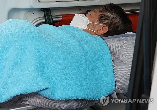 다른 병원으로 이송되는 이재명 대표