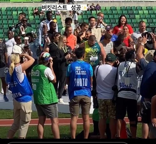다이아몬드리그 파이널 우승자들과 세리머니를 펼치는 우상혁