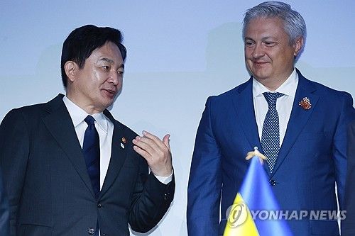 주한 우크라이나 대사와 대화 나누는 원희룡 장관