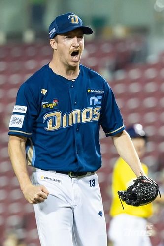 타자를 잡고 환호하는 에릭 페디