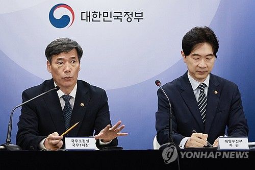 질문에 답하는 박구연 국무1차장