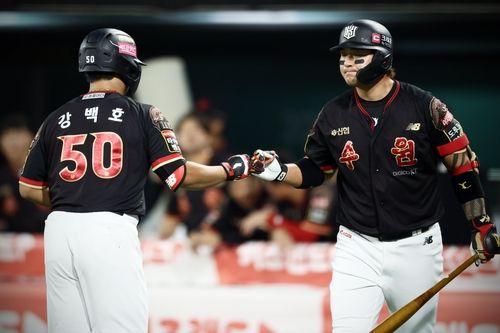 홈런 친 강백호(왼쪽)를 반겨주는 박병호