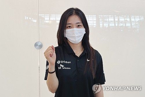 포즈 취하는 전지예