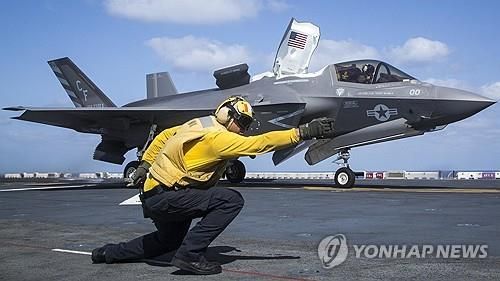 미 해병대 상륙공격함에서 이륙하는 F-35B 전투기