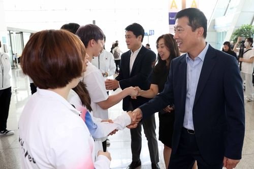 선수들과 악수하는 김택수 부회장