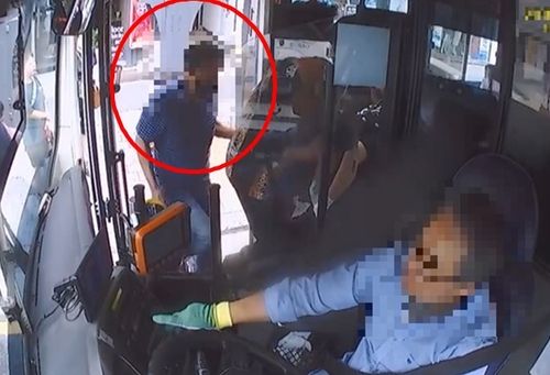 버스를 타고 이동하는 A씨 