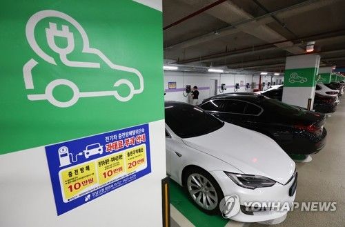 서울 시내 한 전기차 충전소에 충전 중인 전기차들이 주차돼 있다. [연합뉴스 자료사진]