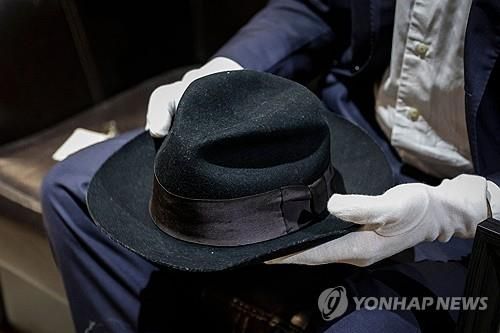 마이클 잭슨이 '문워크'를 처음 선보였을 때 썼던 페도라
