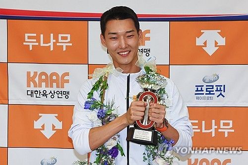 우상혁 '트로피 들고 활짝'