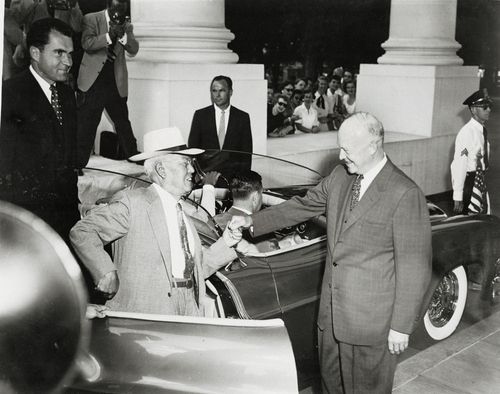 미국을 국빈방문한 이승만 대통령을 백악관에서 환영하는 아이젠하워 대통령