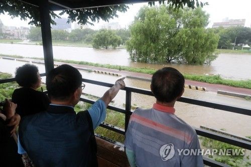 폭우 바라보는 대전시민들