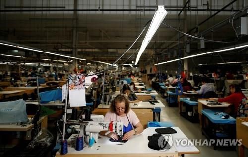 의류 업체 캐나다구스의 토론토 공장에서 작업 중인 근로자 [로이터=연합뉴스]