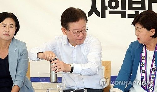 물 마신 이재명 대표
