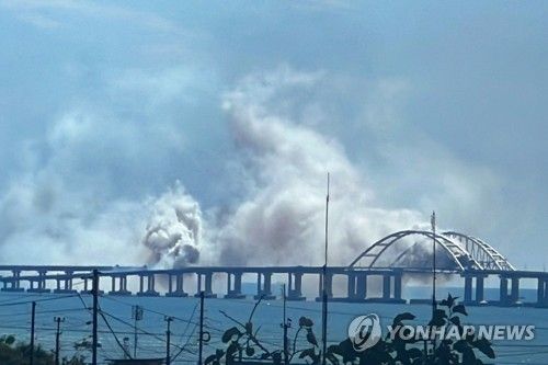 연기가 피어오르는 크림대교 (기사 내용과 직접 관련 없음)