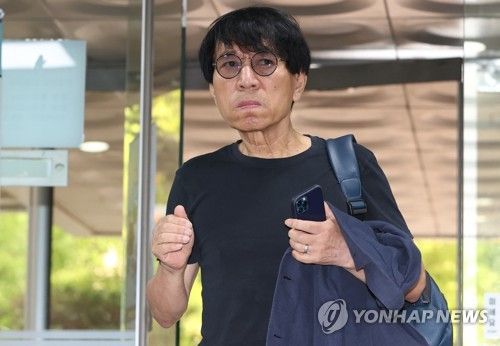 1심 선고 공판 출석하는 임옥상 화백