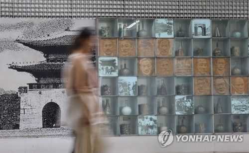 광화문역에 있는 임옥상 작품 '광화문의 역사'