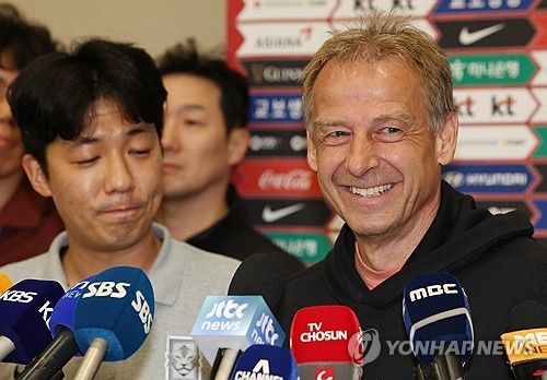 환하게 미소짓는 클린스만 감독