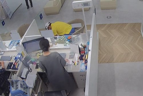 은행에서 현금으로 범죄수익금 중 일부를 현금으로 송금하는 피의자