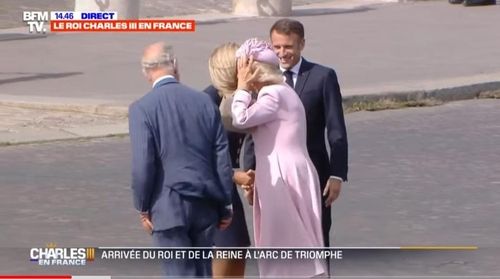 커밀라 왕비에게 볼키스하는 브리지트 마크롱 여사