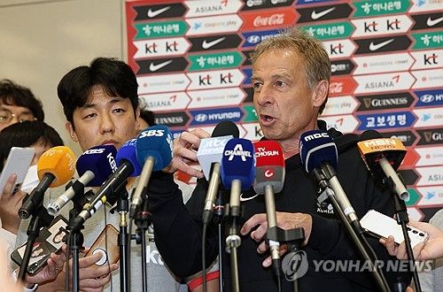 취재진 질문에 답하는 클린스만 감독