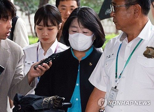 법정 향하는 '후원금 횡령' 윤미향 의원