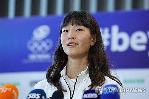 인터뷰하는 조현주