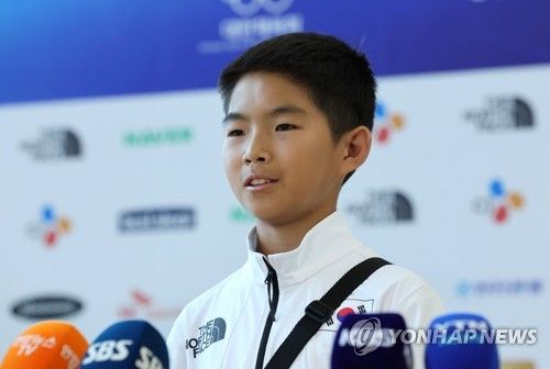 취재진과 인터뷰하는 문강호