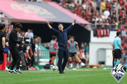 포효하는 광주FC 이정효 감독