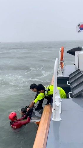 피서객 구조하는 해경