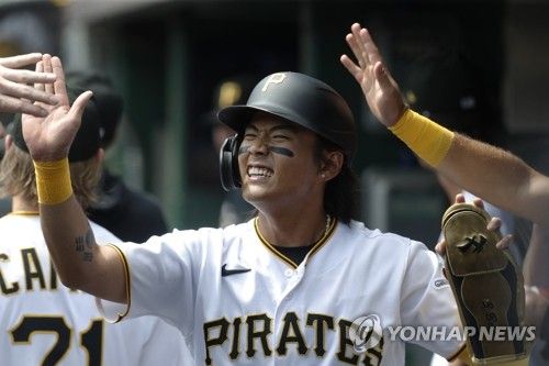 득점 후 더그아웃에서 축하받는 배지환