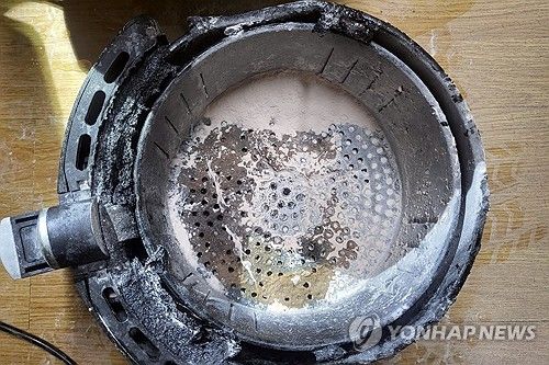 불에 탄 주방 가전제품의 모습