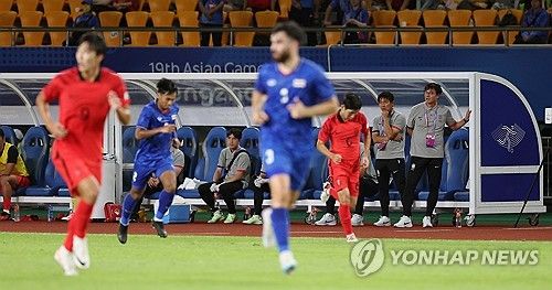 경기 지켜보는 황선홍 감독