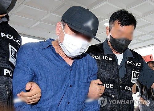 경찰서로 들어가는 대전 신협 강도 피의자