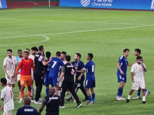 신경전을 펼치는 양팀 선수들