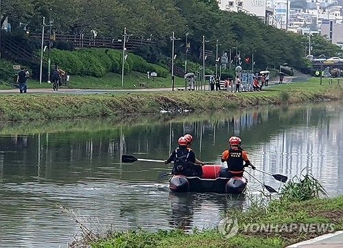 부산 온천천 실종자 수색 자료사진