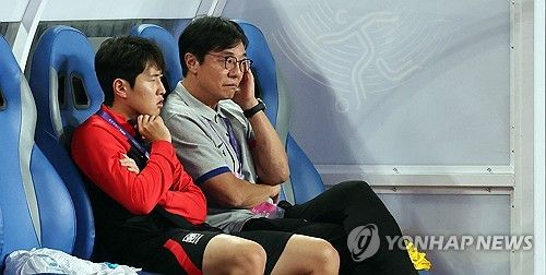 생각에 잠긴 황선홍 감독과 이강인