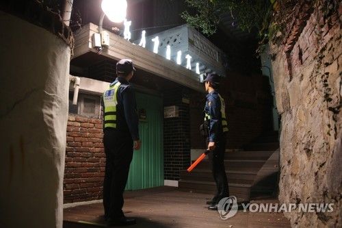 우범지역 순찰하는 경찰